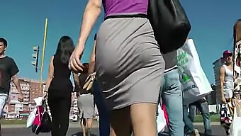 Une Superbe Femme Sexy Montre Ses Courbes Dans La Ville