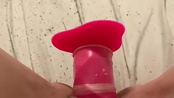 Jovencita Amateur Se Masturba Con Un Gran Dildo Para Llegar Al Orgasmo