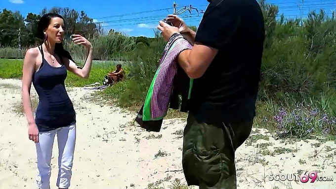 Tania Embrasse Et Baise Fort Dans Un Parking Public Sur La Plage Avec Un Vieux Mec