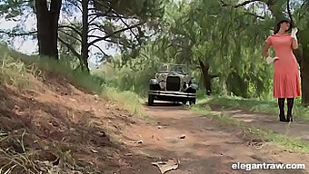 Bonnie In Clyde Se Vračata Z Intenzivnim Trojčkom, Vključno Z Lizanjem In Streljanjem