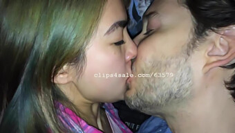 Sesi Ciuman Panas Sean Dan Lily.Setan Dan Lily Saling Melumat Bibir Satu Sama Lain Dengan Gairah Yang Luar Biasa.Sean Dan Lilly Sama-Sama Terangsang Melihat Adegan Persetubuhan Mereka.