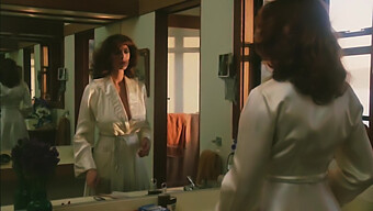 A Cena Do Chuveiro Retrô De Kay Parker Mostra Seu Corpo Nu E Peludo