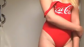 Fille De Coca Cola: Une Vidéo De Masturbation Faite Maison