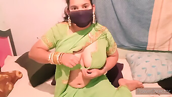 भारतीय Milf उसके निपल्स खेला जाता है और कठिन सह