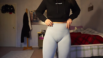 Fata Sexy Își Arată Cameltoe-Ul Strâns În Pantaloni Scurți De Sală