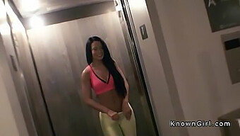 Amateur Vriendin Laat Haar Strakke Kutje Zien In Pov Hotelkamer