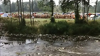 Erotismo Vintage En Medio De Campos De Sol Y Heno