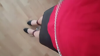 Sissyho Ponižující Chůze Na Podpatcích V Bdsm Otroctví