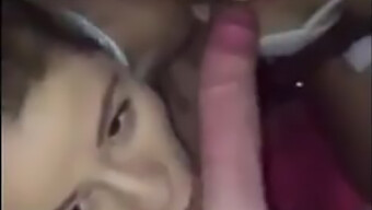 Dos Chicas Comparten Un Solo Pene Durante El Sexo Oral