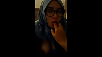 Cô Gái Mặc Hijab Indonesia Mang Lại Niềm Vui Miệng Trong Video Tự Làm