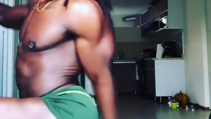 Un Uomo Afroamericano Si Gode La Performance Di Twerking Di Una Latina