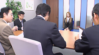 Uma Adolescente Japonesa É Contratada E Depois Fodida Pelo Chefe Após A Entrevista.