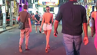 Een Volwassen Sekstoerist Ontmoet Een Thaise Prostituee In Azië