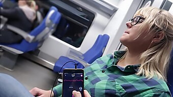 Vivi L'Emozione Del Viaggio In Treno In Pubblico Con Un Orgasmo Femminile