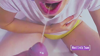 Nữ Sinh Đeo Mặt Nạ Nhận Được Deepthroat Từ Một Con Cặc Lớn Trong Video Tự Làm