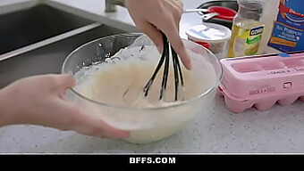 Twee Brunettes Koken En Delen Een Groot Lid In Groepsseks.