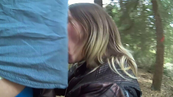 Barbara Gibt Einem Großen Schwanz Im Wald Einen Deepthroat-Blowjob