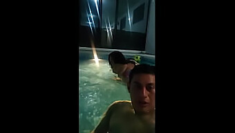 Saya Mengundang Teman Saya Untuk Berenang Dan Akhirnya Memberinya Blowjob