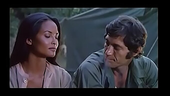 Sizzling Vintage Thriller Scene Met Zwart-Wit Acteurs En Klassieke Jungle Setting