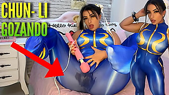 Una Cosplay Babe Simula Il Sesso Con Un Vibratore E Raggiunge L'Orgasmo