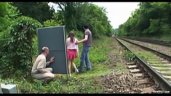 Trio En Plein Air Avec Un Couple Coquin Et Une Adolescente Excitée