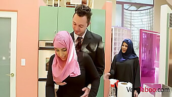 Fiica Cu Sânii Mari În Hijab Își Explorează Sexualitatea Cu Tatăl Ei