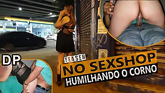 ¡esposa Amateur Se Involucra En Un Trío Con Dos Hombres, Mientras Su Esposo Mira Y Se Masturba!