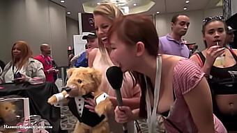 Prsata Teenagerka Britney Amber A Amatérsky Teddylovebear Na Ae Expo