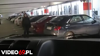 Seorang Gadis Poland Muda Melakukan Seks Oral Di Dalam Kereta Di Tempat Letak Kereta Pusat Membeli-Belah.