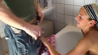 Une Femme Blonde Se Fait Baiser Dans La Salle De Bain