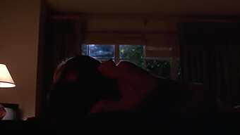 Escena Seductora De Besos De Kelly Preston En 