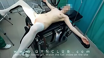 Zvodný Doktor Vykonáva Gynekologické Vyšetrenie Na Zrelom Pacientovi