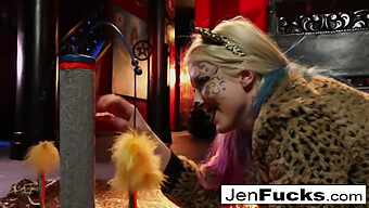 Leya El Felino Recibe Ayuda De Jen Hexxx En Una Sesión De Enema De Leche