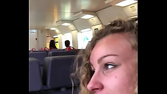 Emily, Studenta Inocenta, Se Deda Placerii Orale In Public Intr-Un Tren Si Inghite Ejacularea Partenerului Ei.