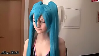 Miku Hatsune的cosplay增加了德国少女的狂野性爱会话