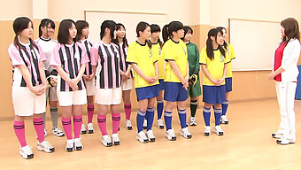 Jeunes Filles Japonaises S'Engagent Dans Un Sexe Brutal Avec Des Hommes Plus Âgés Sur Le Terrain De Football, Avec Des Jeux Oraux Et De Jouets