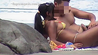 Gadis 18 Tahun Menikmati Seks Yang Penuh Gairah Dengan Pacarnya Di Pantai