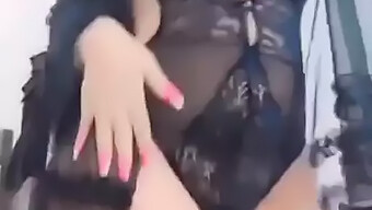 Muhteşem Bir Asyalı Milf, Duygusal Bir Ayak Masajı Ve El Işi Yapıyor