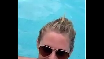 Placer Oral Al Aire Libre Con Una Rubia En Una Piscina Pública, Capturada En Smartphone