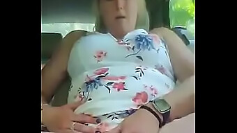 Milf Amateur Llega Al Orgasmo En El Coche