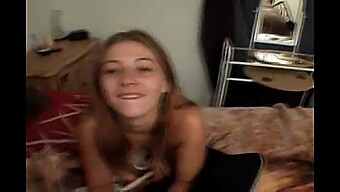 Amateur-Teenagerin Bekommt In Selbstgemachtem Video Einen Schlampigen Blowjob Von Ihrem Bruder