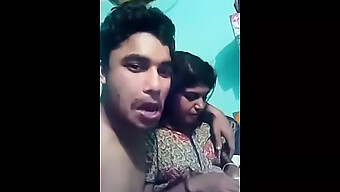 Femme Mature Indienne Et Beau-Fils Se Laissent Aller À Un Jeu De Seins Romantique