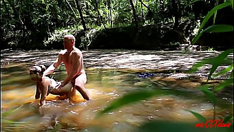 Mujer Mayor Se Entrega Al Placer Al Aire Libre En El Parque De Houston