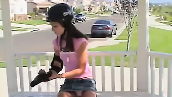 Une Jeune Patineuse S'Engage Dans Le Plaisir De Soi Sur Un Banc Public