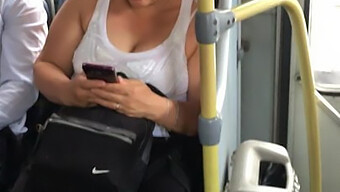 Les Seins D'Une Femme D'Âge Moyen Rebondissent Dans Les Transports En Commun