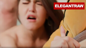 مراهقة (18+) في ملابس داخلية تحصل على كسها مطبوخًا ومغطى بالكريمة