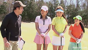 Las Chicas Golfing Se Turnan Para Dar Mamadas Y Ser Folladas En Este Video Caliente