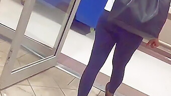 Una Ragazza Mista Adorabile In Leggings Neri Mostra Il Suo Corpo Stretto E Carino.