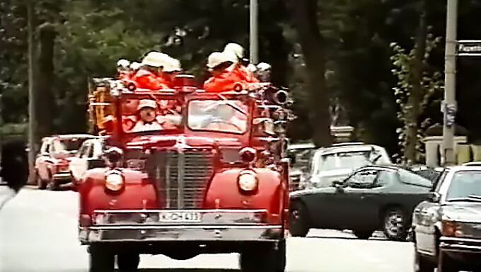 Vintage Studentfest Fra 1980-Tallet Med Varme Scener Og Fyrverkeri