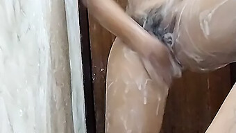 Estudiante Novio Ve A Su Novia Duchándose En El Baño